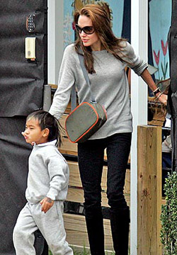 Angelina Jolie v c?u con trai Maddox.