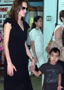 Angelina Jolie v con nui Maddox tại Trung tm Tam Bnh. Ảnh: T.T.