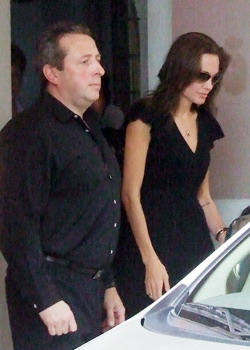 Jolie ra xe sau khi đn b Sng. Ảnh: 	.