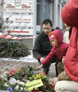 Người Việt tại Đức đặt hoa tưởng niệm cc nạn nhn trong vụ thảm st ở nh hng Lin Yue. Ảnh: AP.