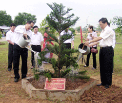 Ph Th? tu?ng Nguy?n Thi?n Nhn v cc d?ng ch lnh d?o t?nh tr?ng cy luu ni?m t?i ?n M?u u Co.