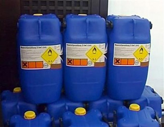 Những chiếc bnh chứa do 3 nghi phạm thu gom để chế tạo bom. Ảnh: Reuters.