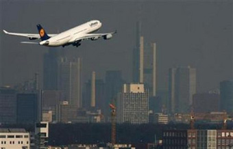 Một chiếc Airbus của Lufthansa đang cất cnh từ sn bay Frankfurt. Ảnh: Reuters.