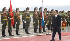 Lễ đn Thủ tướng Nguyễn Tấn Dũng tại sn bay. Ảnh: TTXVN.