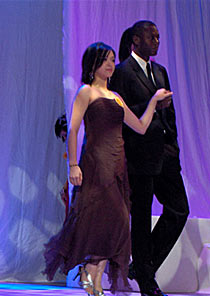 Một thí sinh trong phần thi trang phục dạ hội.
Cuộc thi hôm 5/8 kết thúc lúc rạng sáng nhưng tất cả khán giả vẫn nán lại đến phút cuối.