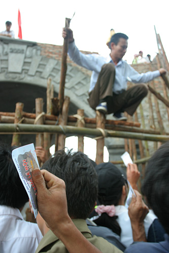 Chen l?n ? c?a vào s?i ch?i