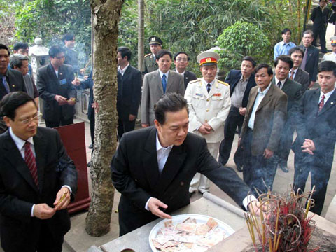 Th? tư?ng Nguy?n T?n D?ng th?p hương tư?ng ni?m các Vua Hùng t?i Đ?n Hùng.