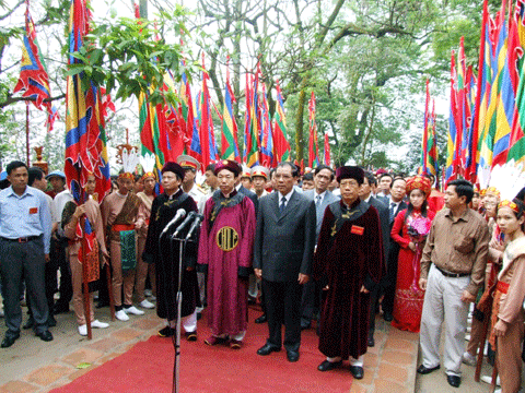 Các đại biểu dự lễ dâng hương.